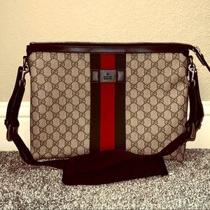 Like new Gucci medium messenger bag w/dust bag.